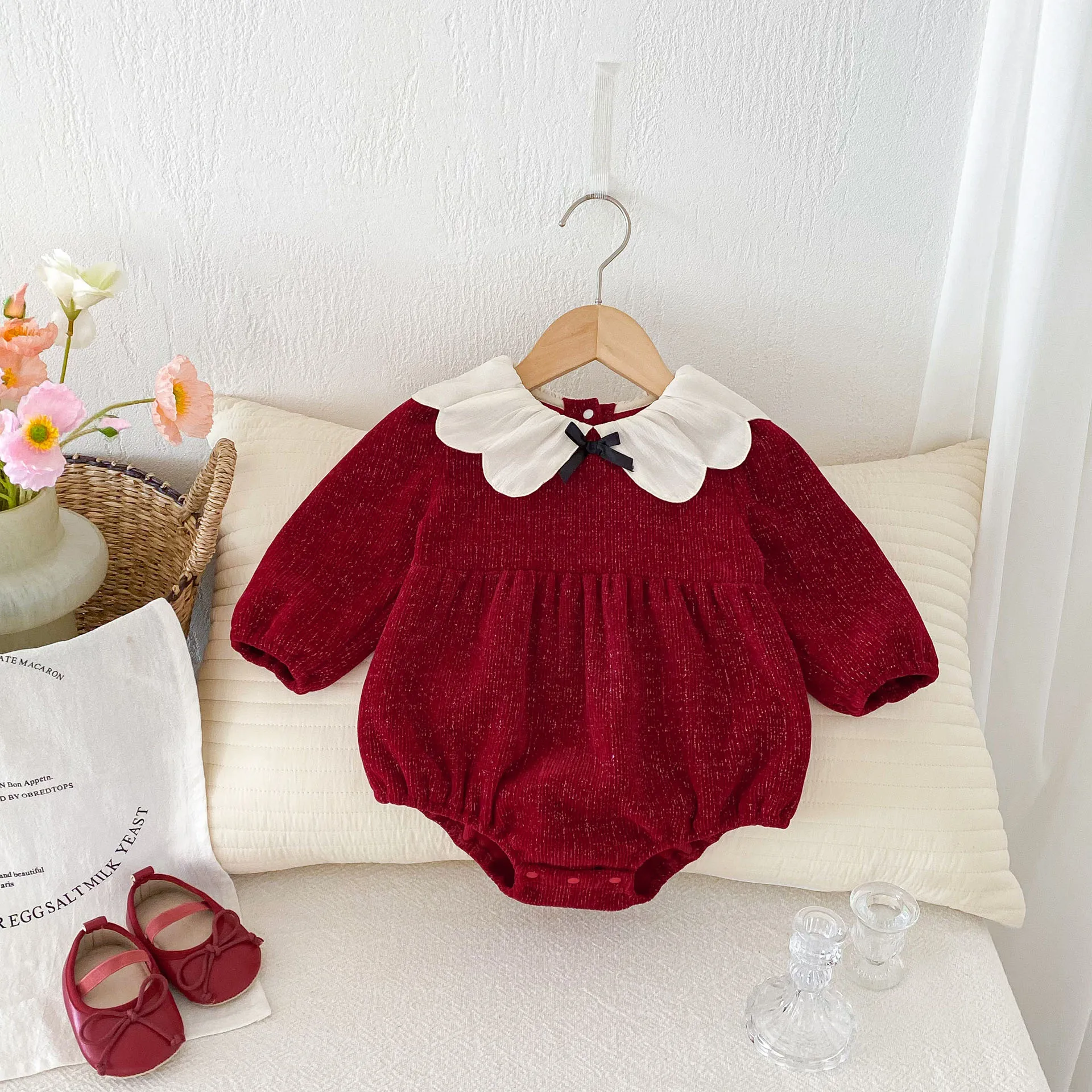 Mono rojo con cuello Peter Pan