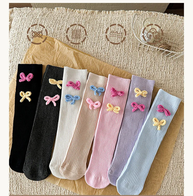 Calcetines de tubo infantiles dispuestos en tallas 1-12T