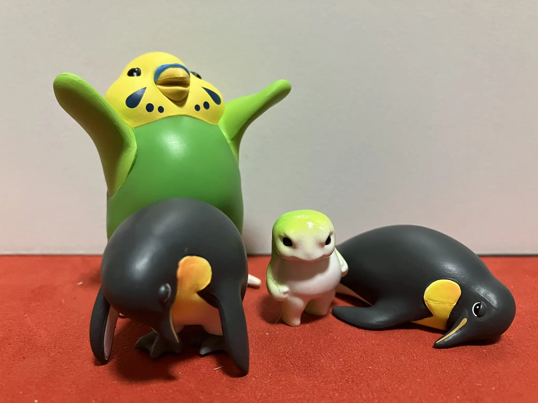 Mascóta de pingüino cansado para coleccionistas