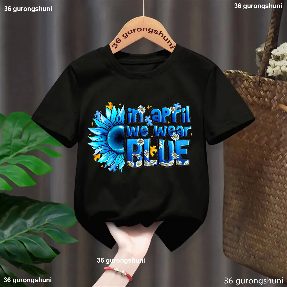 Niña llevando la camiseta con sonrisa