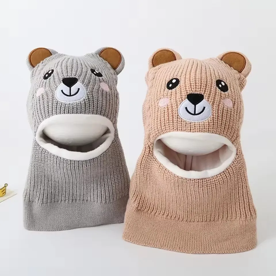 Gorro de punto para niños en uso durante actividad al aire libre