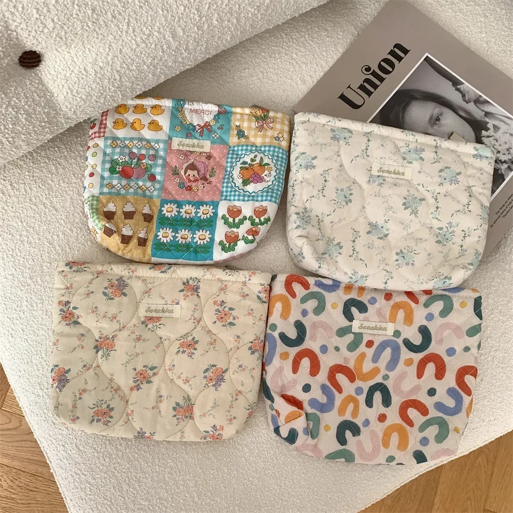 Bolsa de pañales con estampado floral y cremallera visible