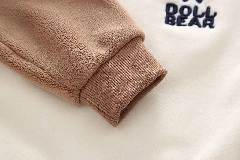 Bebé con conjunto beige de invierno