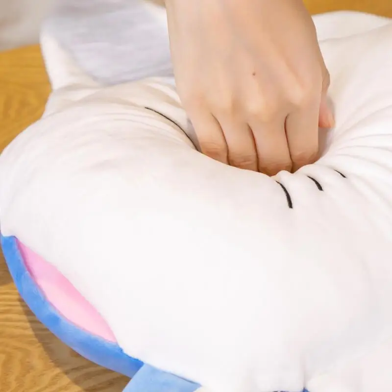 Peluche en tamaño pequeño sobre cama