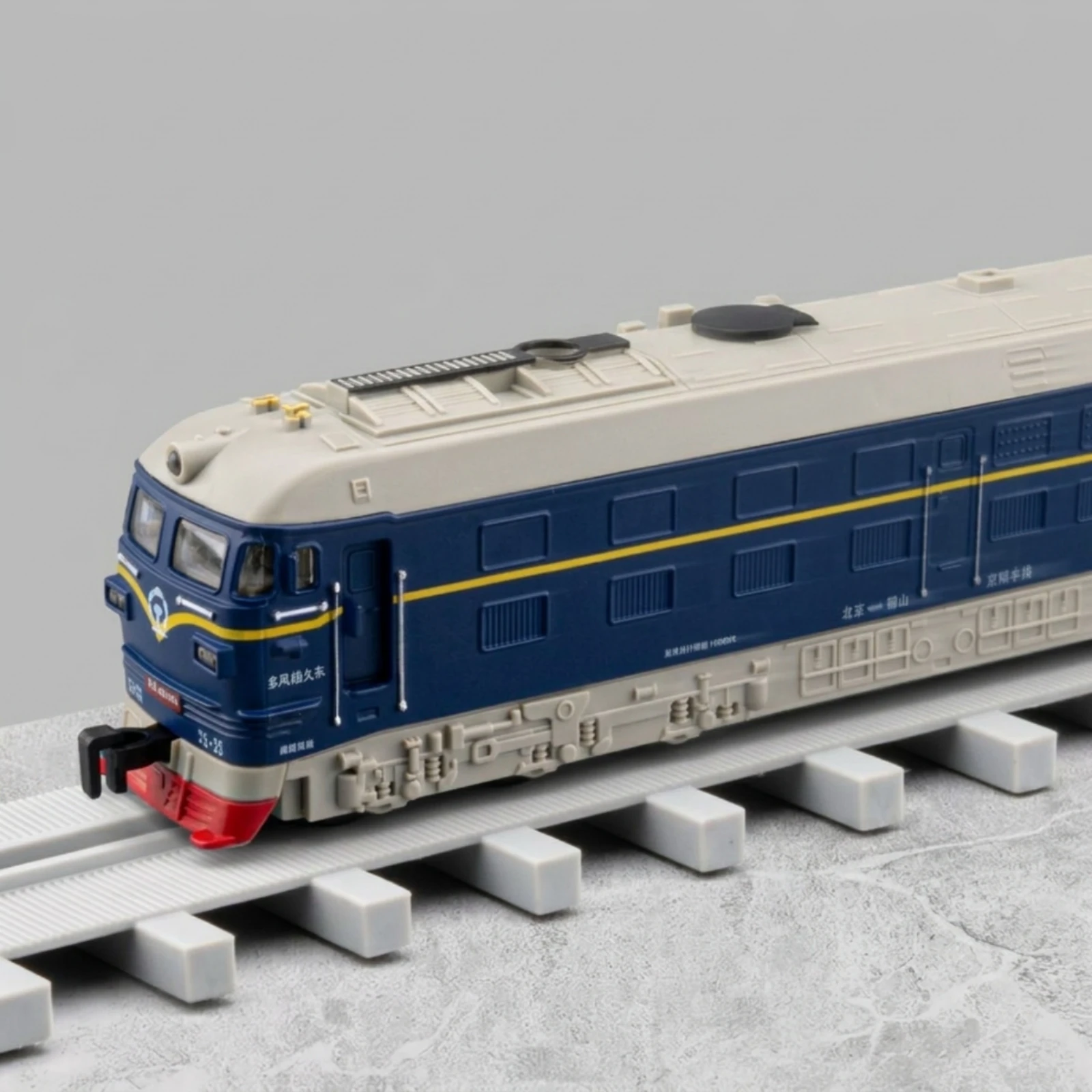 Tren eléctrico de juguete con locomotoras y acoplamientos magnetizados - imagen 2