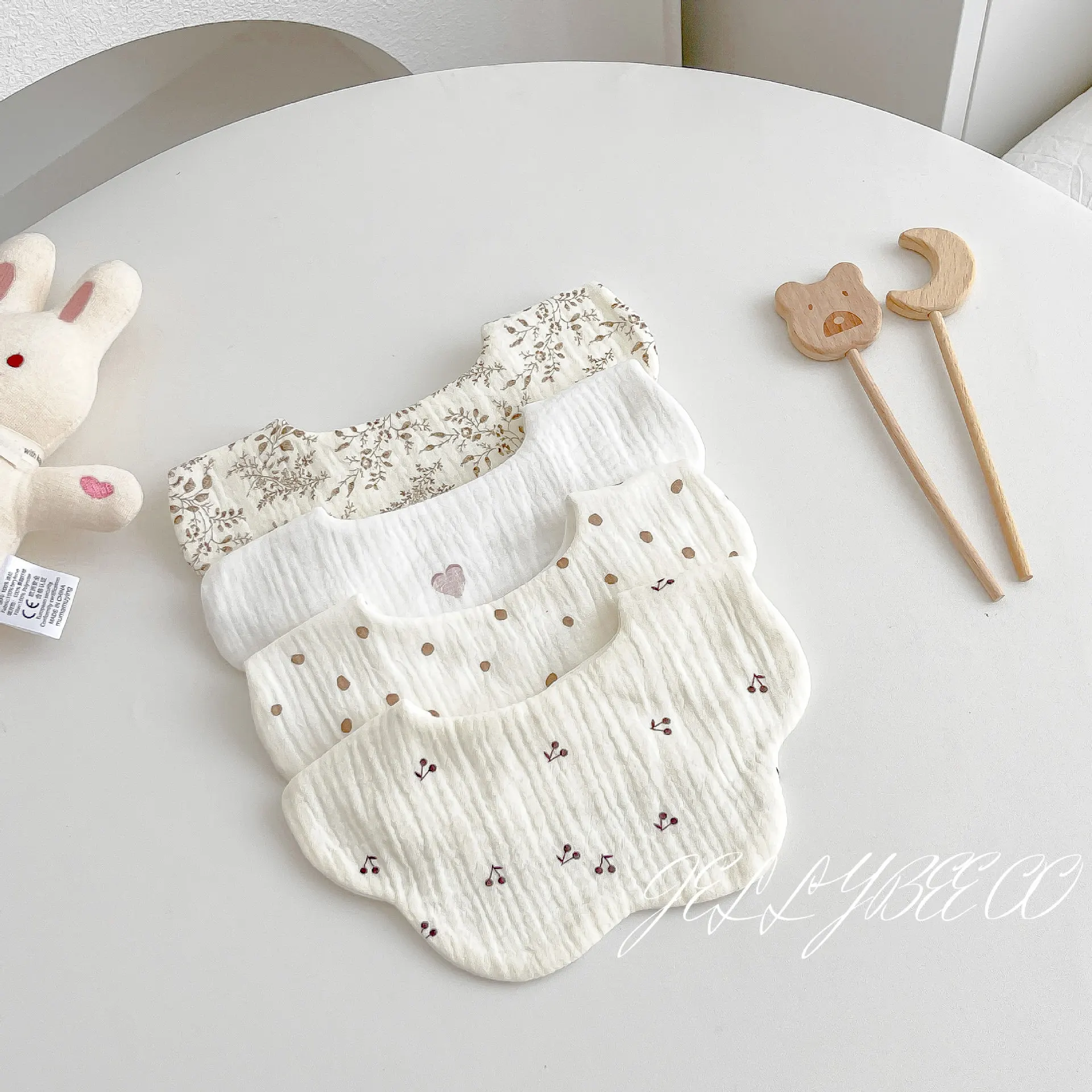 Babero floral de algodón con forma de corazón