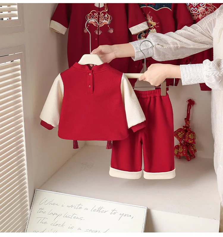 Bebé usando el conjunto rojo de Año Nuevo Chino