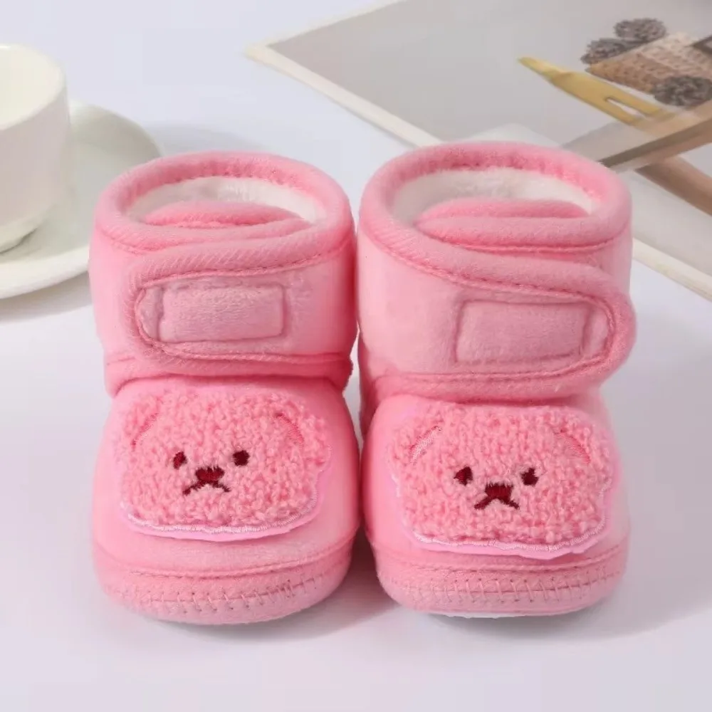 Zapatillas antideslizantes de invierno para bebé con osito animado - imagen 3