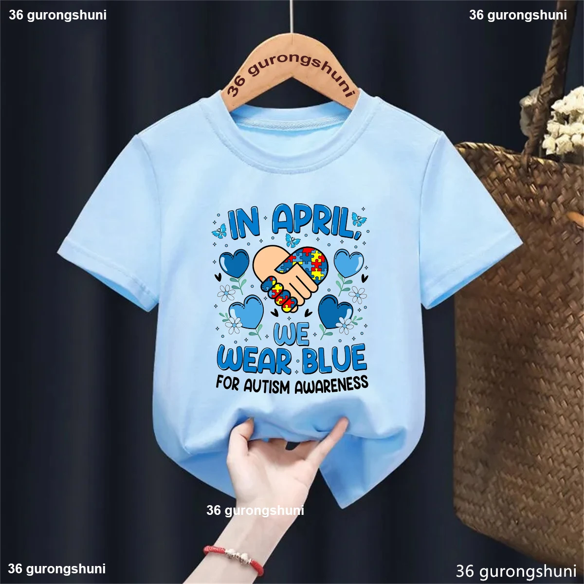  niño jugando con la camiseta azul de autismo en casa 
