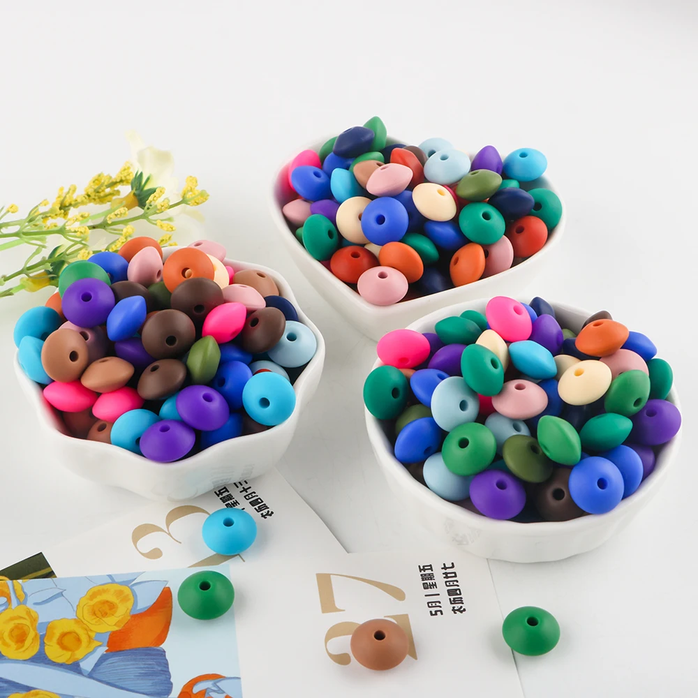 Detalle de cuentas de silicona para joyería hecha a mano