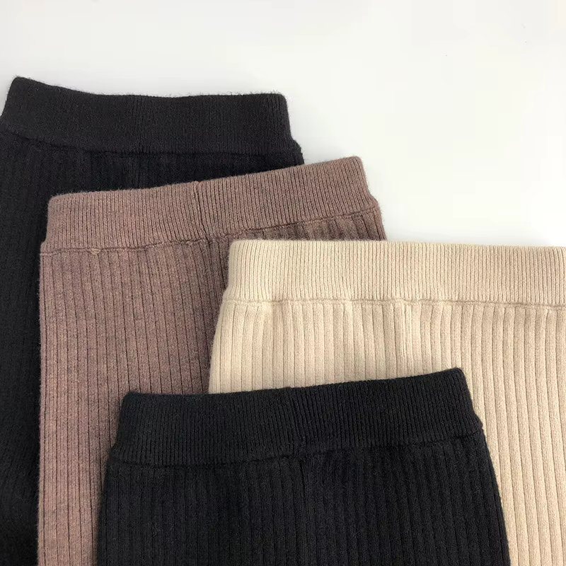 Detalle de la costura y tejido elástico de los leggings