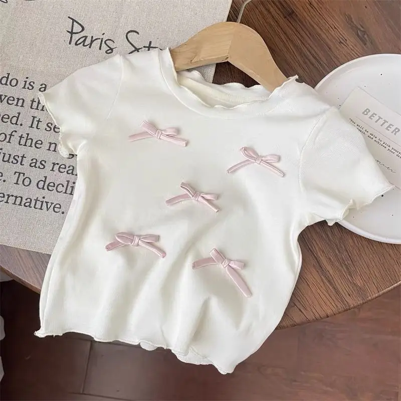 Detalle del lazo en el top y cintura elástica del pantalón