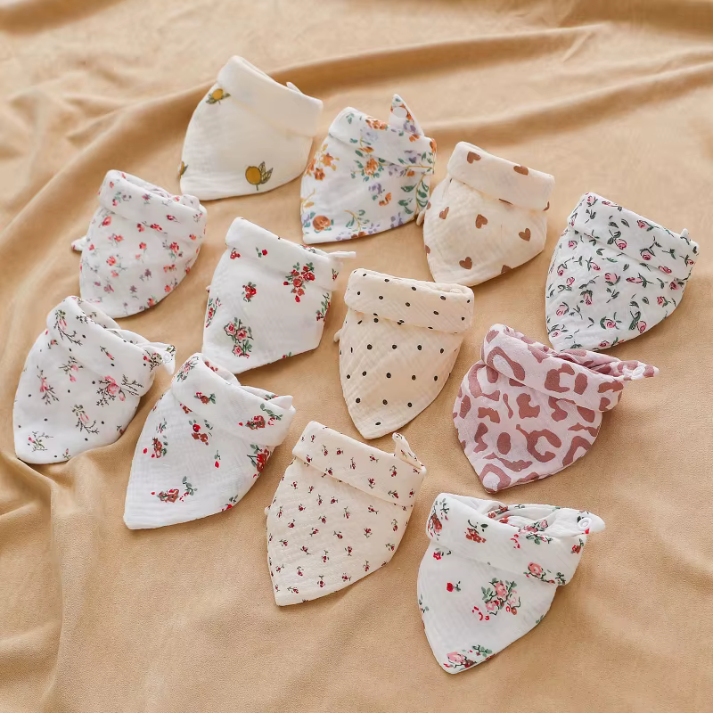 Babero triangular de algodón con diseño floral