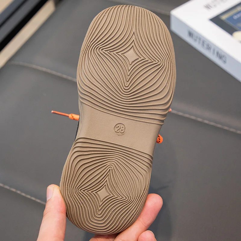 Zapato visto desde arriba con detalle de velcro