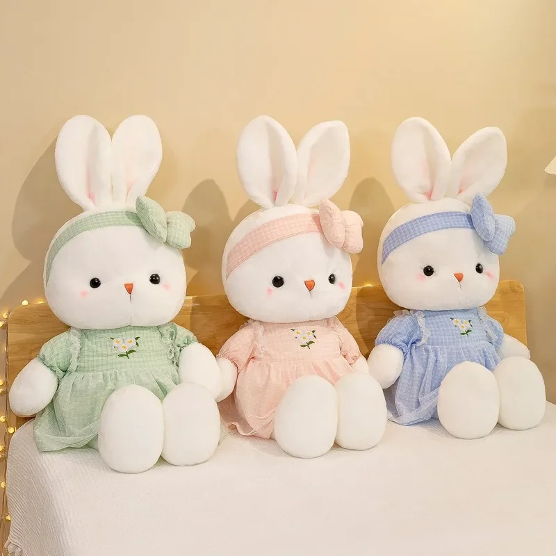 Peluche verde sobre una cama infantil