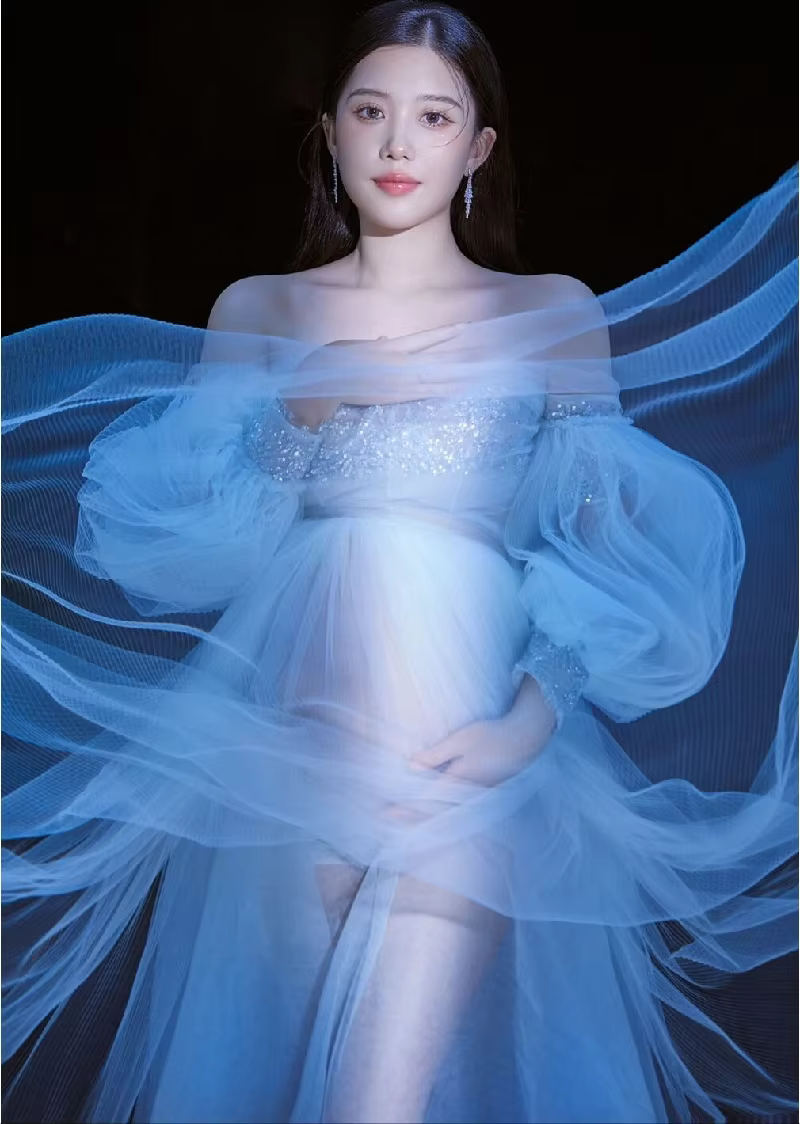 Vestido de premamá con mangas transparentes largas y brillantes - imagen 5