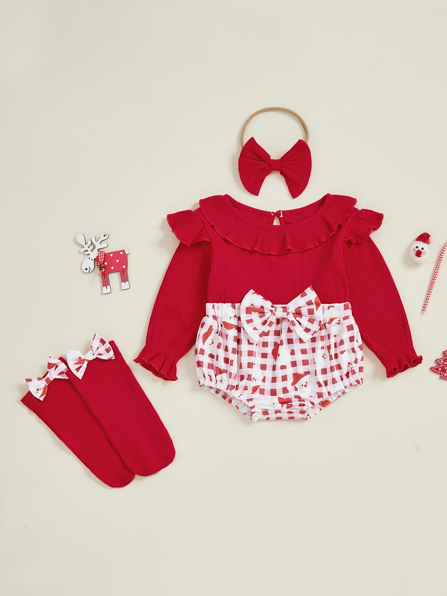 Detalle de volantes en manga y estampado de Papá Noel