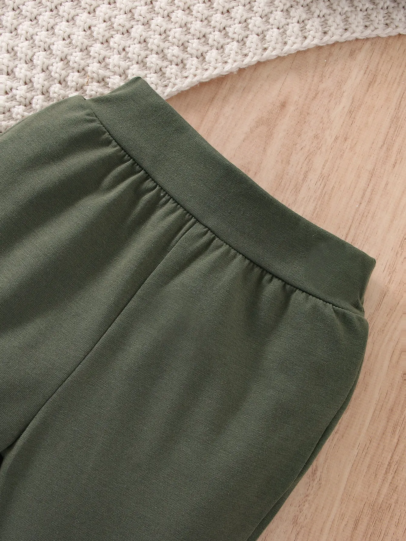 Conjunto bebé verde militar con dinosaurios