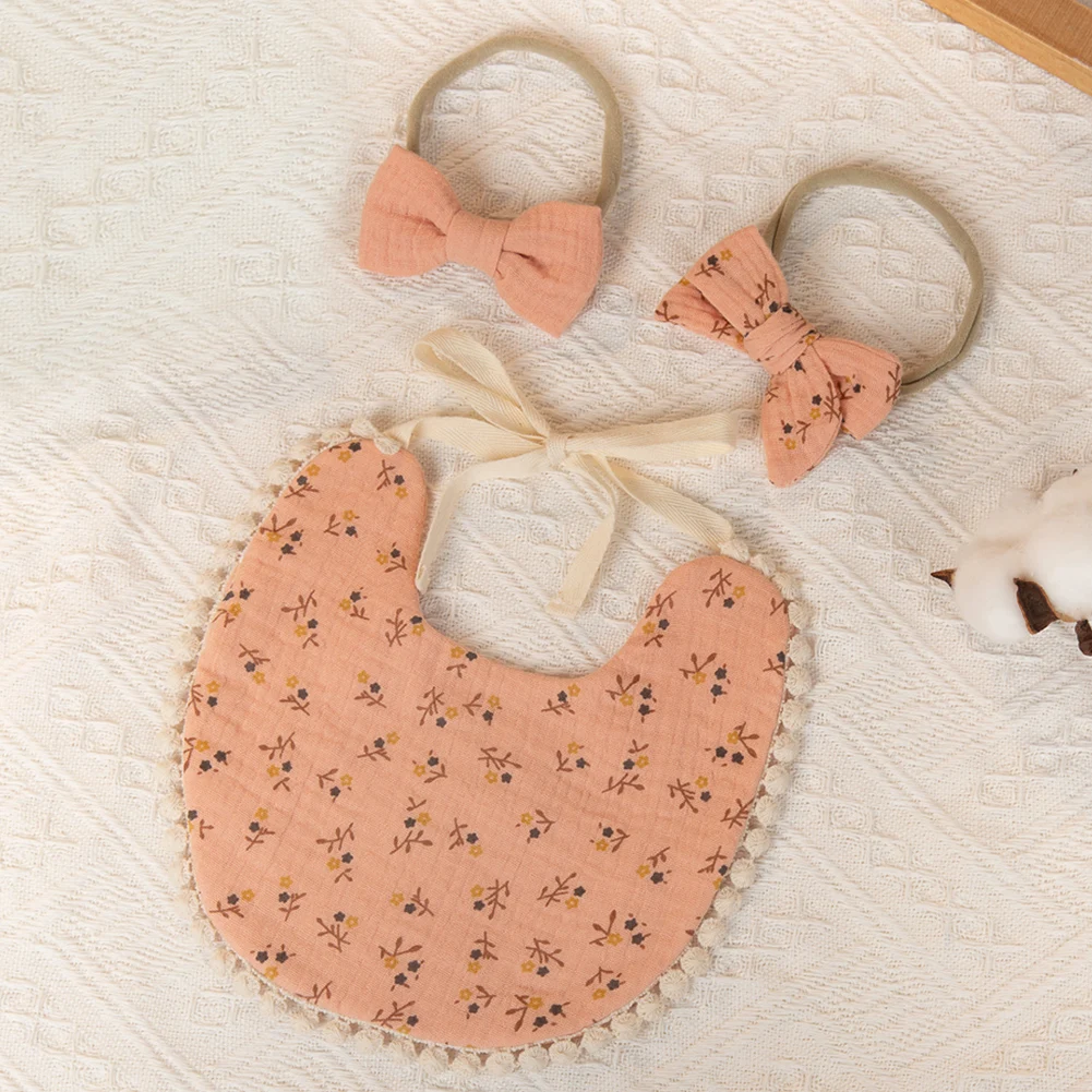 Set baberos florales bebé con diademas, toalla eructo y gorros - imagen 2