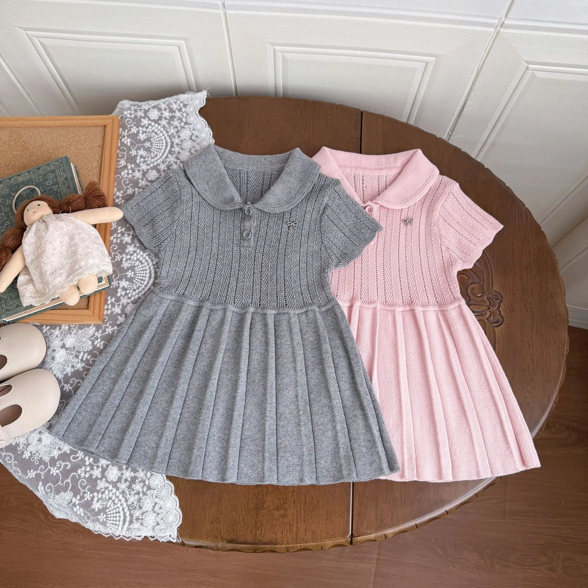 Vestido de punto de niña con cuello Peter Pan y plisado