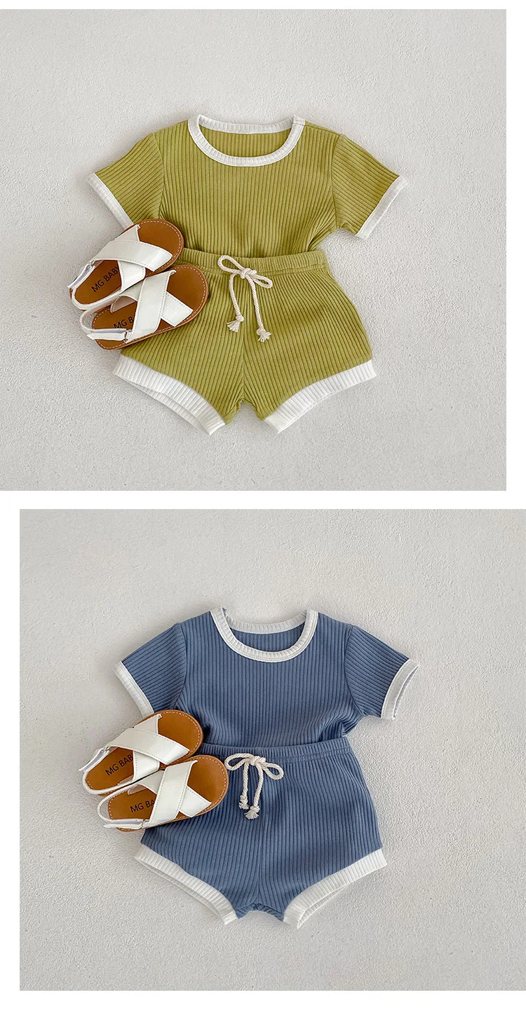 Modelo infantil con conjunto de verano