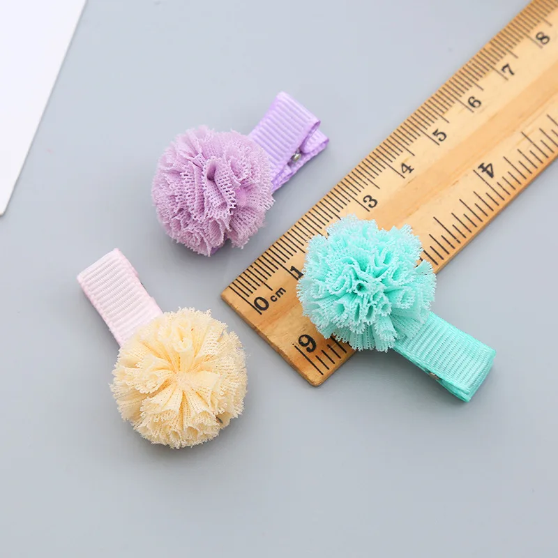 Bola de gasa roja para el pelo del bebé con horquilla textil - imagen 2