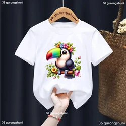 Camiseta infantil estampado tucán y arcoíris