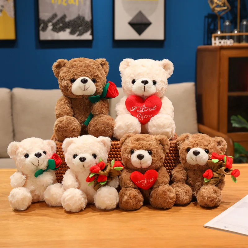 Oso de peluche sentado con corazón rojo