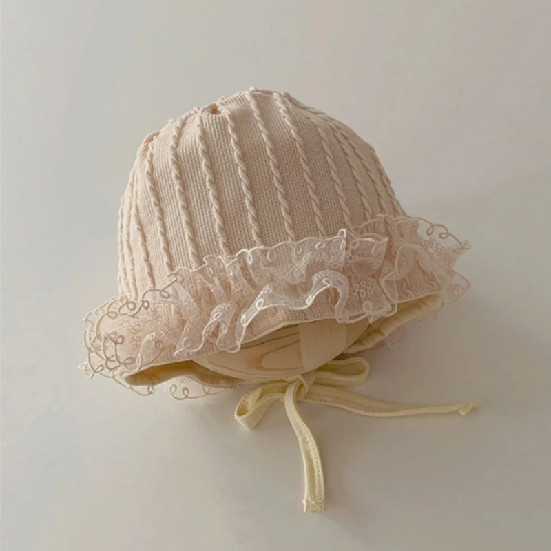 Gorro cálido de punto para bebé en tono rosa con detalle de encaje