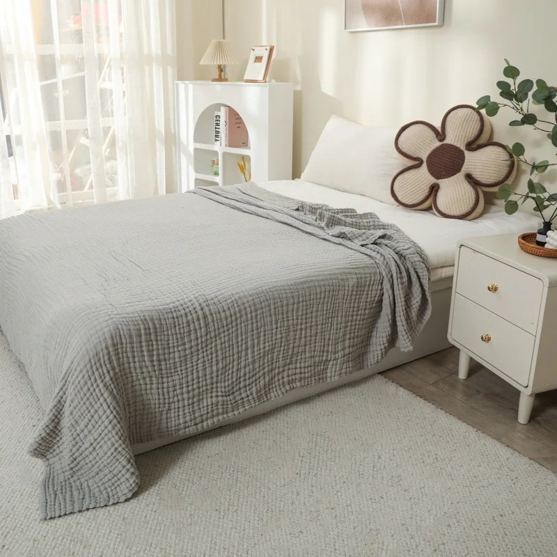 Manta extendida sobre cama infantil