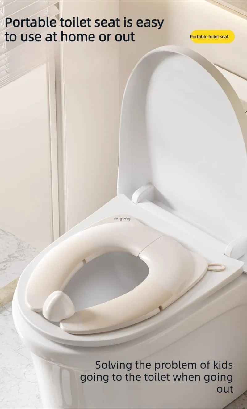 Asiento infantil en uso sobre inodoro doméstico