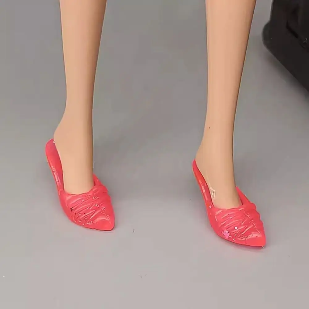 Detalles de tacón alto en botas de muñeca