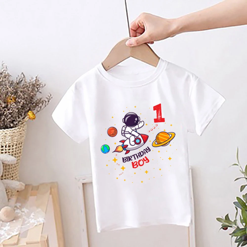 Detalle del diseño temático de astronauta en camiseta infantil
