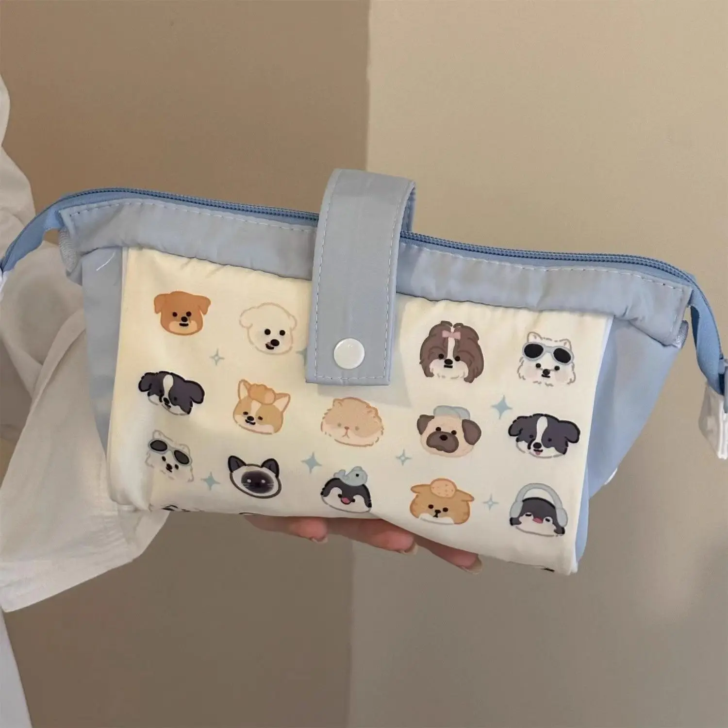 Estuche para lápices en uso sobre escritorio escolar