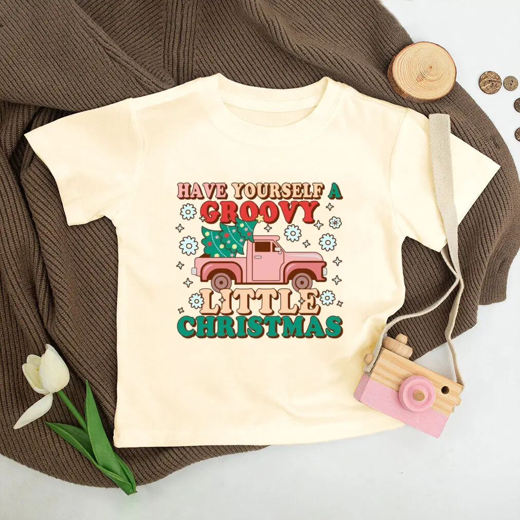 Niña llevando la camiseta con pérdolite