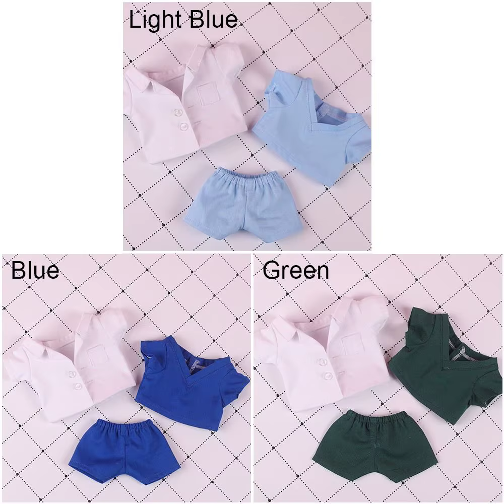 Tops verdes y azules con pantalones a juego, colocados sobre una muñeca de 20 cm