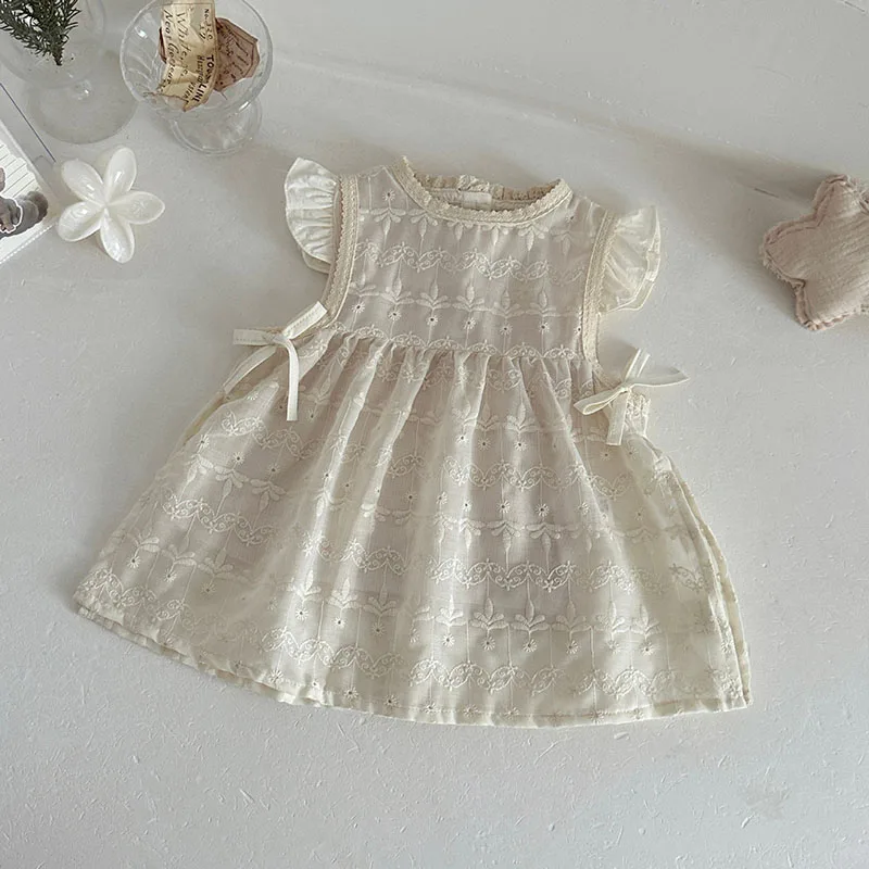 Bordado floral y detalles en crema