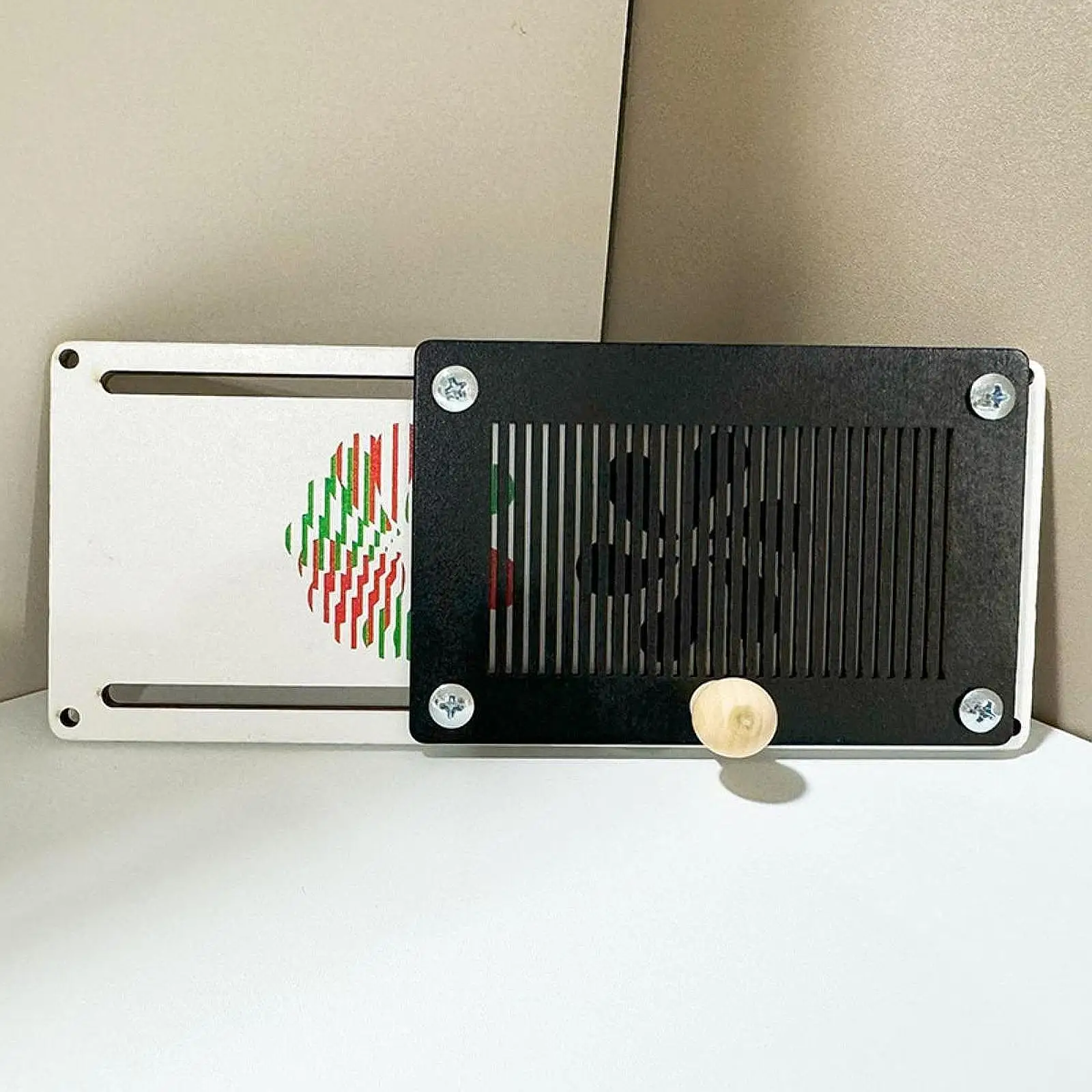 Tablero educativo de madera con agujeros para motricidad fina - imagen 4
