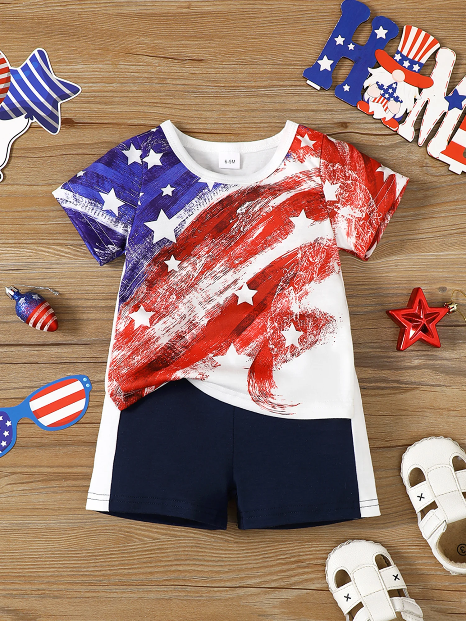 Detalle del estampado de estrellas en la camiseta
