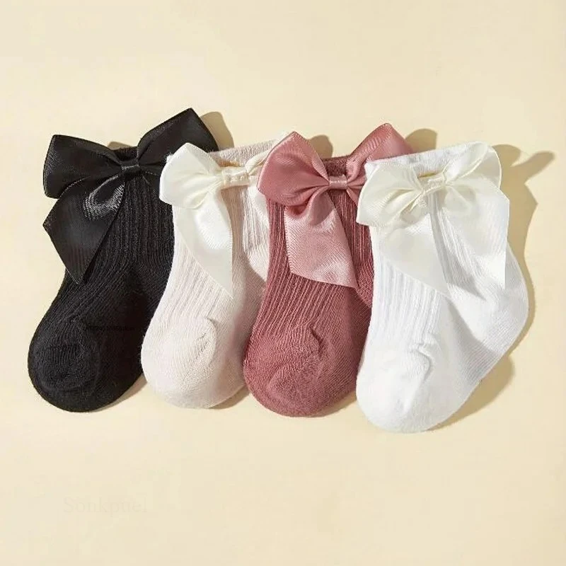 Detalle del lazo y encaje en calcetines para niña
