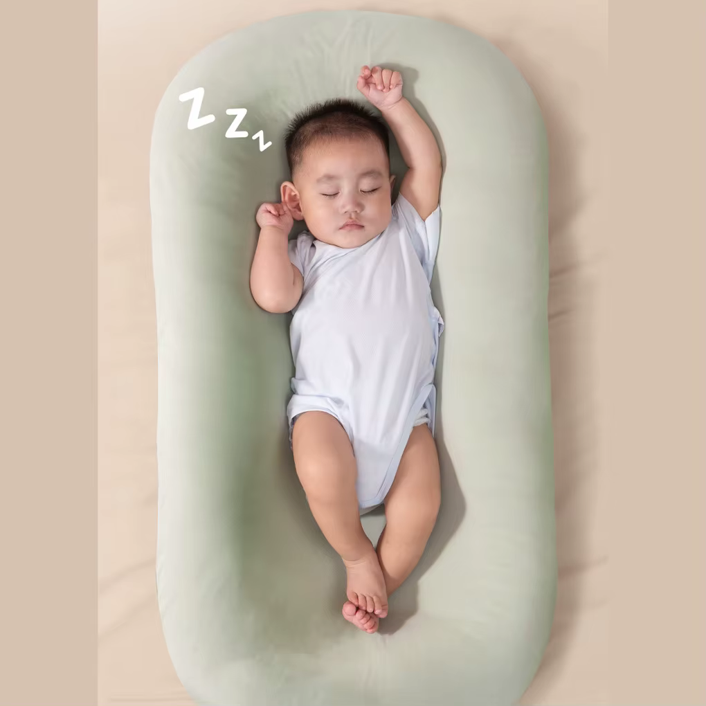 Tumbona en entorno de habitación infantil