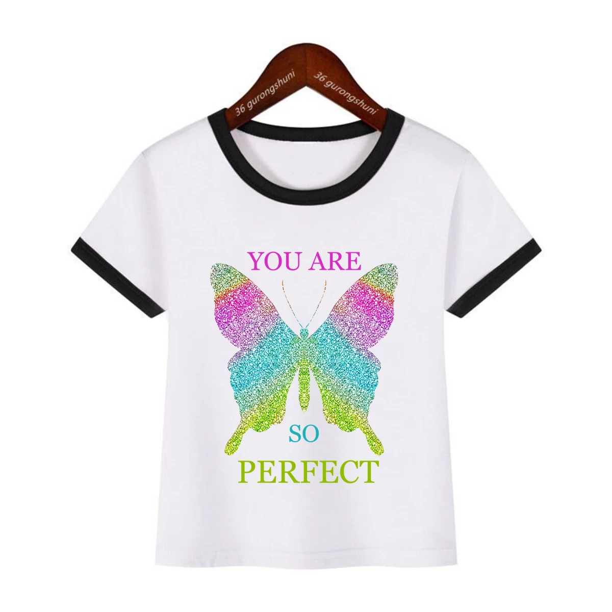 Camiseta niña con estampado de mariposas arcoíris