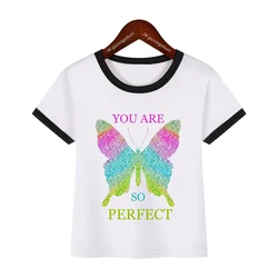 Camiseta niña con estampado de mariposas arcoíris