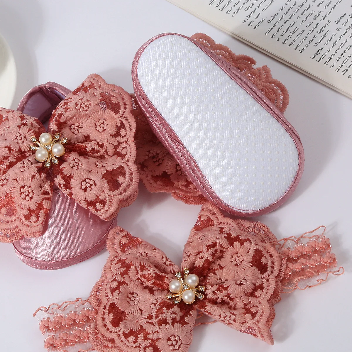 Zapatos de encaje bebé con lazo y perlas Accesorio para niña - imagen 4