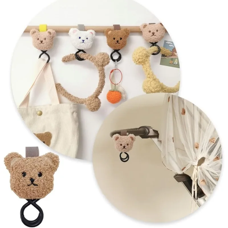 Primer plano del oso de peluche sujeto al gancho