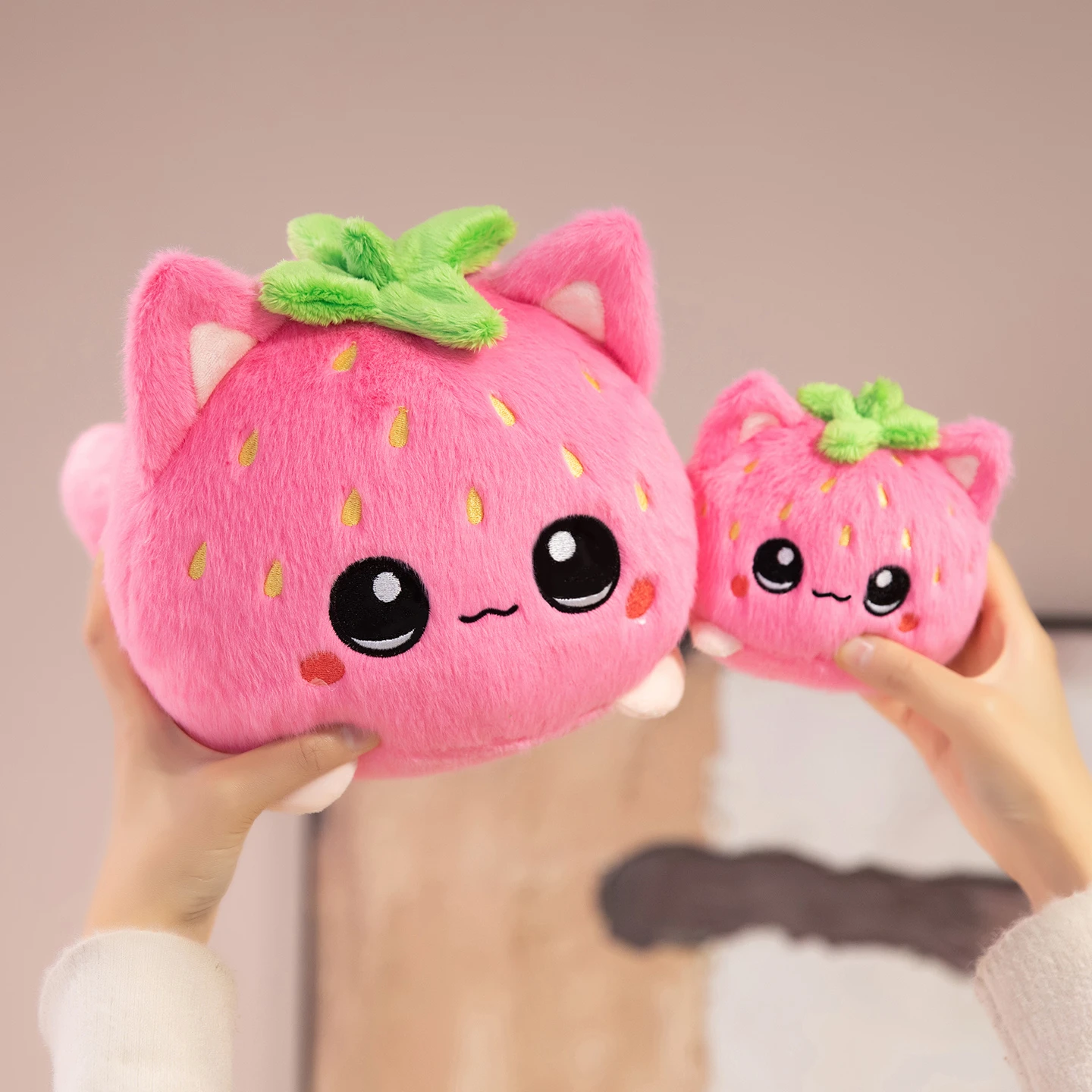 Almohada de peluche gato con fresa suave para habitación infantil