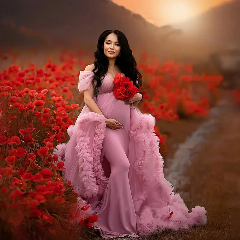Bata maternidad tul blanco con hombros descubiertos y volantes - imagen 5