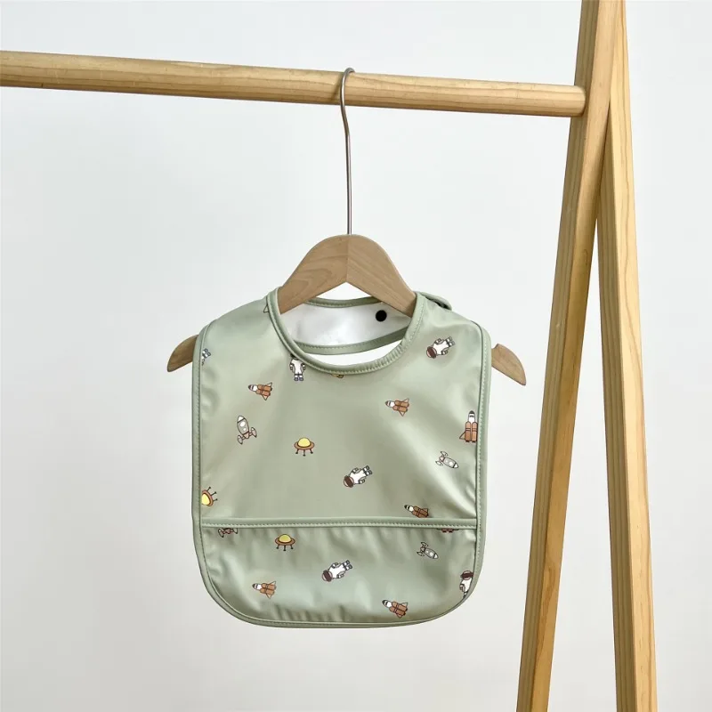 Baberos impermeables de PU para bebé con dibujos animados y bolsillo - imagen 4