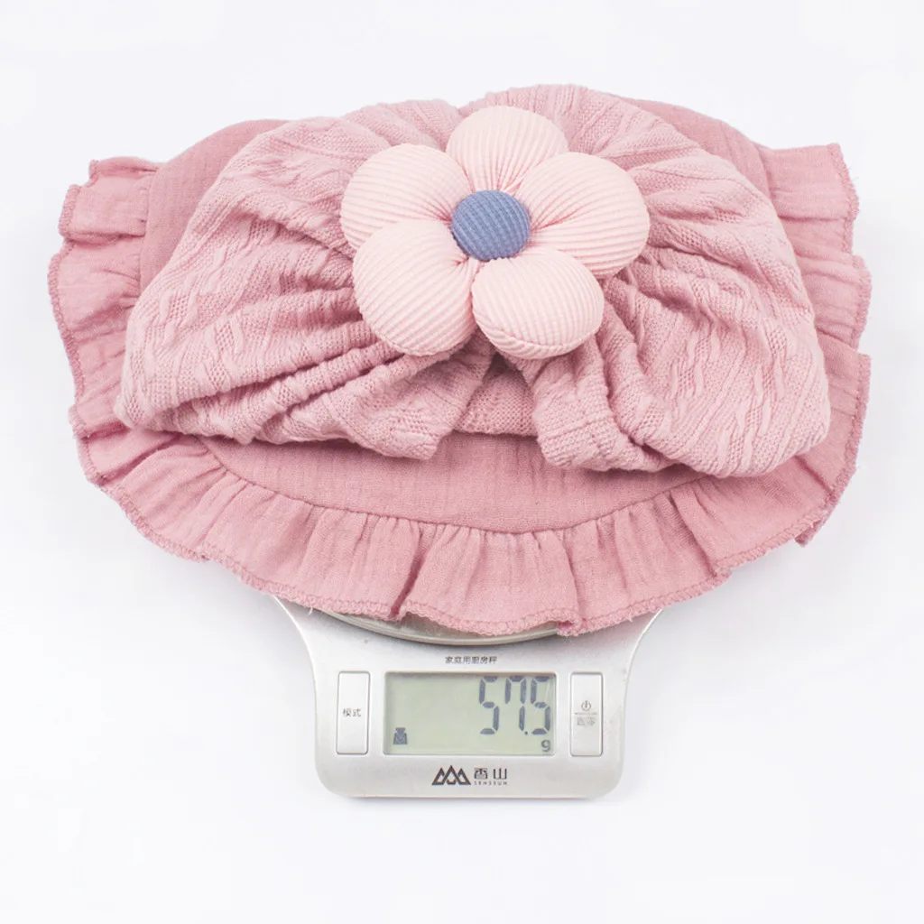 Conjunto de gorro y baberos para bebé
