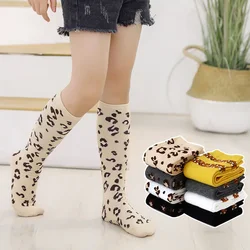 Calcetines hasta la rodilla de algodón con estampado leopardo para niña